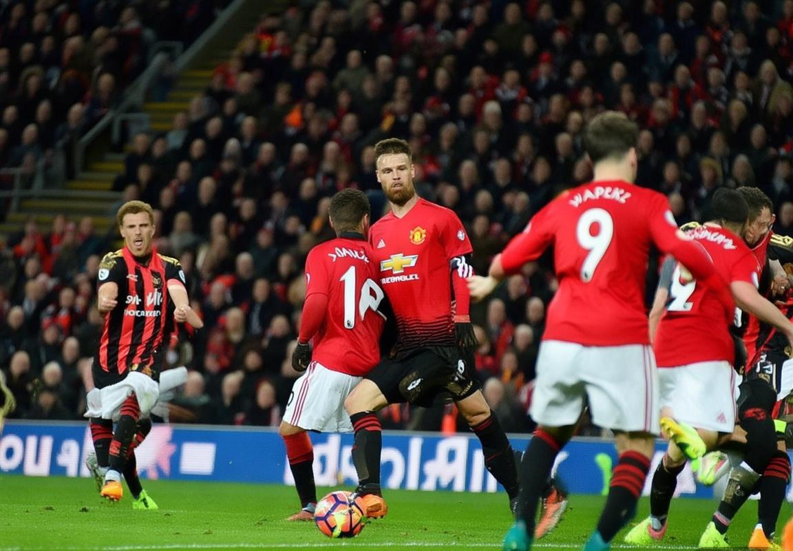 英超第33轮：曼联4-4伯恩茅斯，积分榜暂升第六，欧冠席位争夺白热化